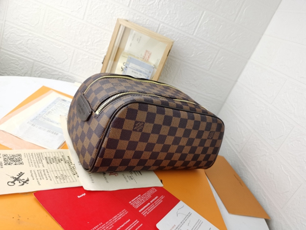 ルイヴィトンバッグ背面デザイン